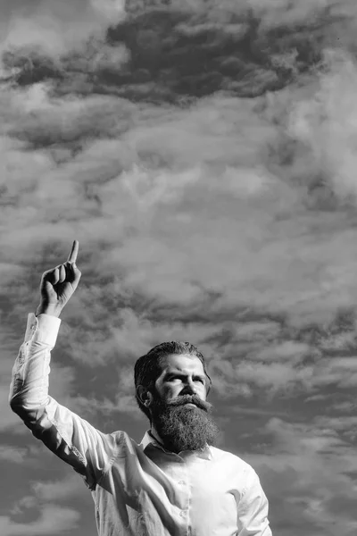 Бородатий чоловік з блакитною бородою на небі — стокове фото