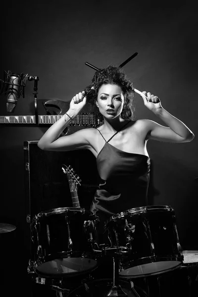 Woman playing drums — Stock Photo, Image