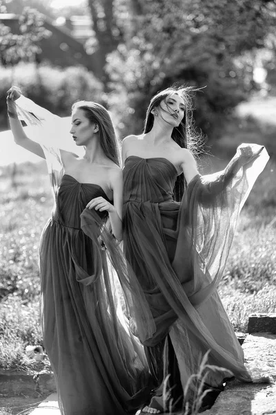 Mor elbise kadınlarda — Stok fotoğraf