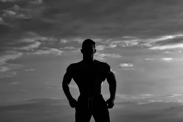 空を背景にセクシーな筋肉男 — ストック写真