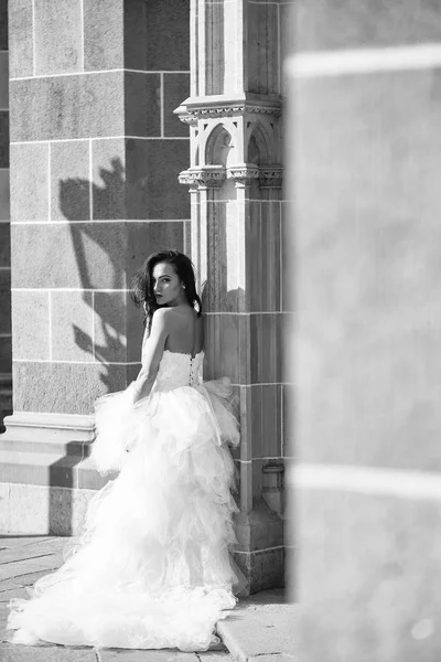 Boda mujer sexy cerca de pared de edificio pedregoso — Foto de Stock