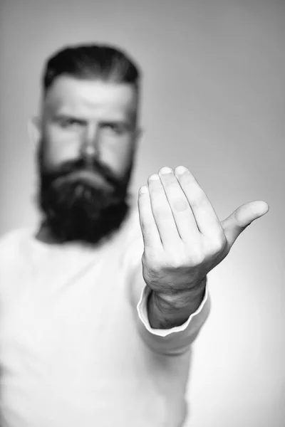 Homme barbu avec geste d'invitation — Photo