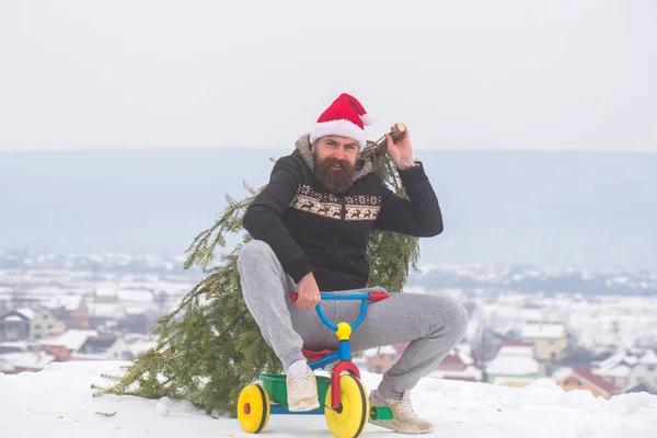 Ciclista in cappello da Babbo Natale e abbigliamento sportivo nella giornata invernale — Foto Stock