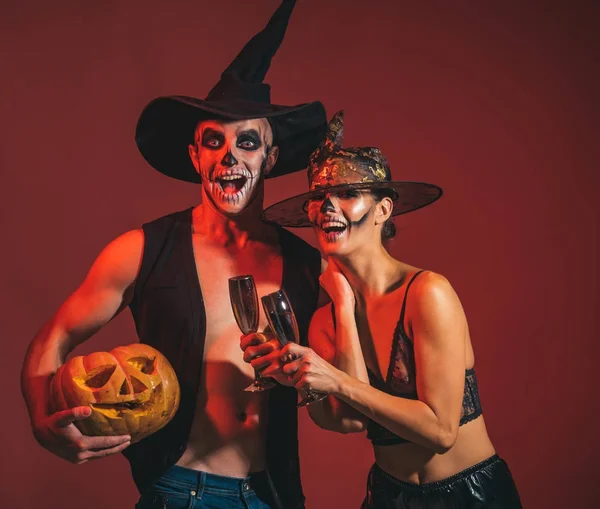 Coppia Halloween con trucco su sfondo marrone . — Foto Stock