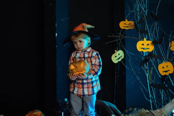 Halloween niño pequeño hold jack o linterna . —  Fotos de Stock