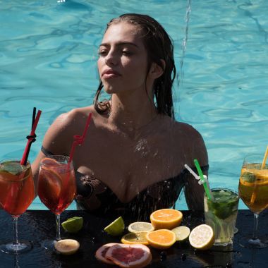 Kokteyl ve seksi kız havuzda.