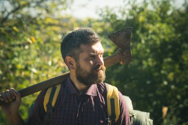 Sakallı adam oduncu balta omuz üzerine basılı tutun