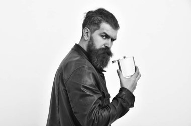 Metalik deri ceket kavanoza ile ciddi sakallı adam hipster