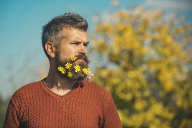 Hipster veya sonbahar doğa açık sakallı adam.