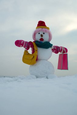 Kardan adam pembe peruk, eldiven, şapka ve atkı.