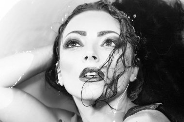 Kadın portre banyo sekmesinde