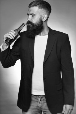 Sakallı adam bira şişesi ile