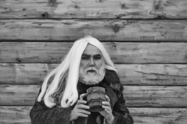 sakallı adam ahşap kupa ile