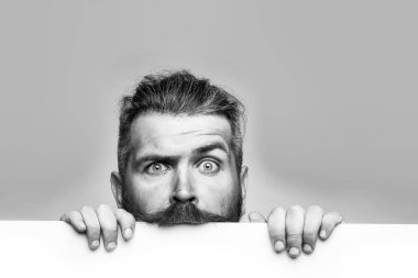 kağıt ile ciddi adam