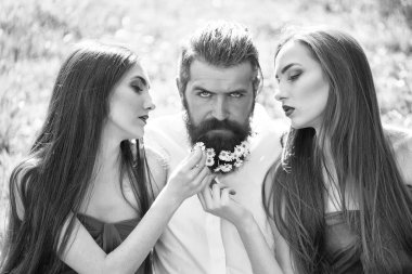 sakallı adam ve kadın çimenlerin üzerinde