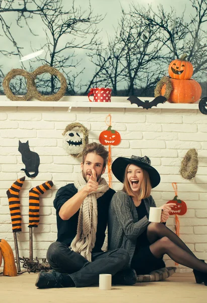 Halloween nő boszorkány kalap kacsintás — Stock Fotó