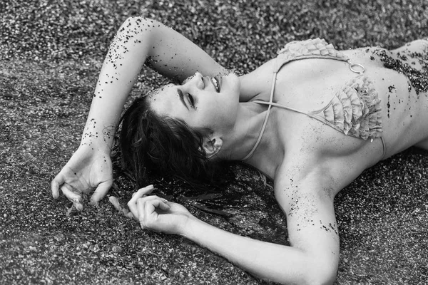 Bella ragazza felice sorridente sulla spiaggia di mare — Foto Stock