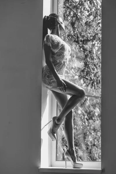 Seksowny dziewczynka w oknie — Zdjęcie stockowe