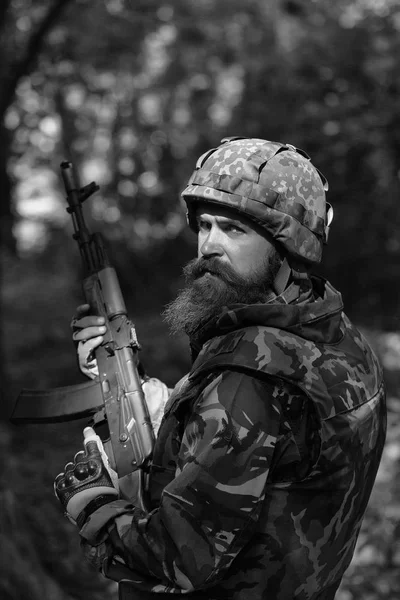 Молодий солдат з пістолетом — стокове фото