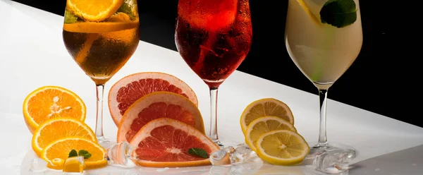 Bebida alcohólica y fruta en el restaurante . — Foto de Stock