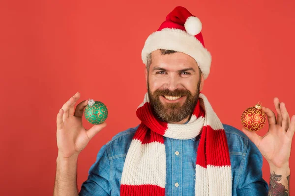 圣诞节时髦幸福的微笑在圣诞老人的帽子和围巾 — 图库照片