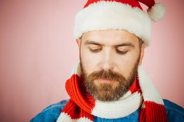 Kerst hipster met baard op ongelukkig gezicht op roze achtergrond — Stockfoto