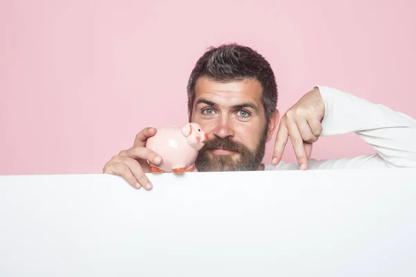 행복 한 얼굴에 수염을 가진 남자 신용 걸릴. — 스톡 사진