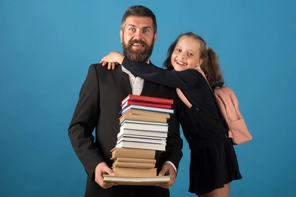 El niño y papá tienen libros apilados. Regreso al concepto escolar —  Fotos de Stock