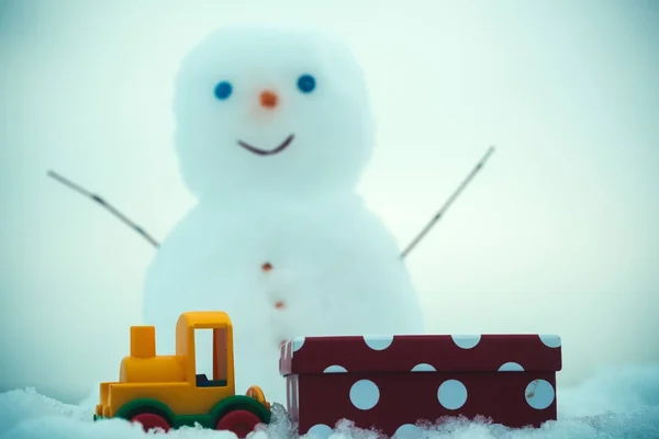 Játék a vonat és a jelen box, a hó — Stock Fotó