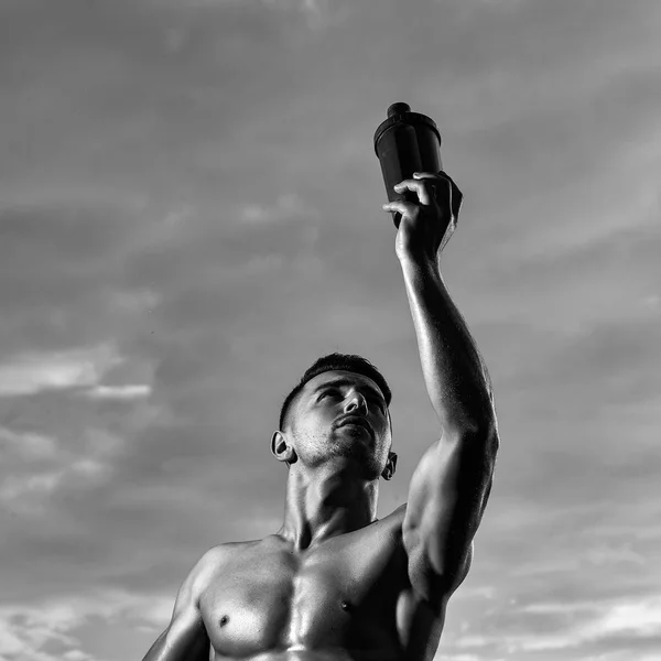 Nedves vizes palackot izmos férfi — Stock Fotó
