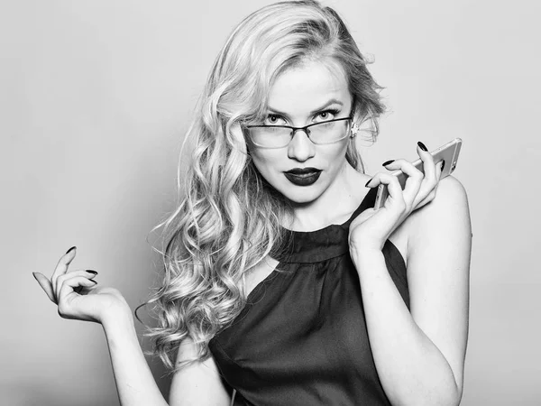 Сексуальная блондинка в очках с телефоном — стоковое фото