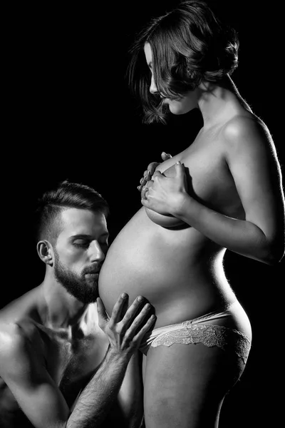 Homme barbu et jolie femme enceinte avec ventre rond nu — Photo