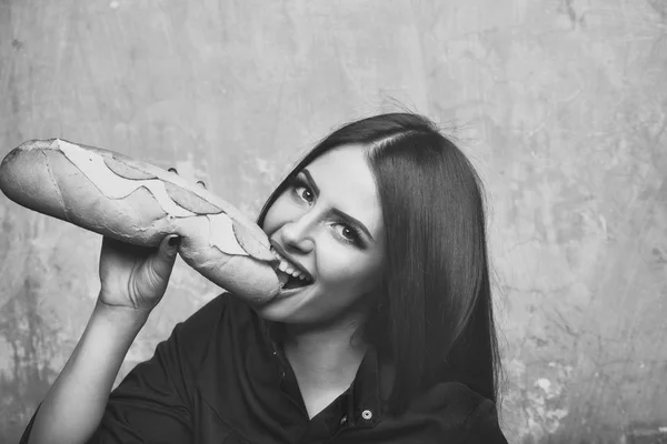 Сексуальна красива брюнетка усміхнена жінка їсть великий бутерброд або бургер — стокове фото
