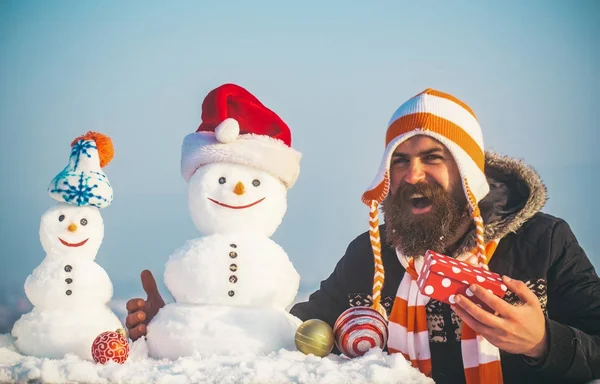 Glücklicher Hipster mit Hut im Geschenkkarton — Stockfoto