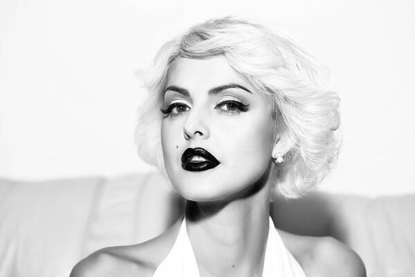 Сексуальная блондинка в помещении
