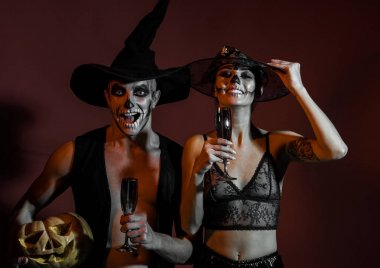 Halloween çift kahverengi zemin makyaj ile.