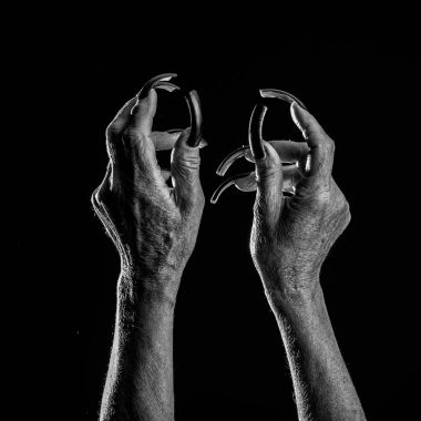 Uzun tırnaklı yaşlı kadın elleri