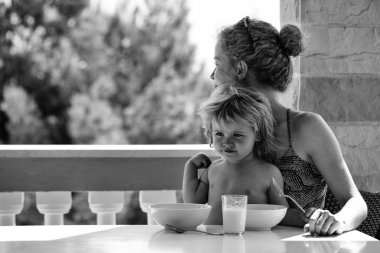 Anne ve bebek çocuk süt ile