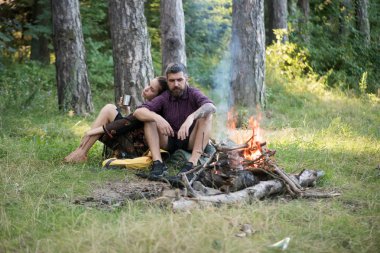 Kız tutun kupa ile hipster yangın