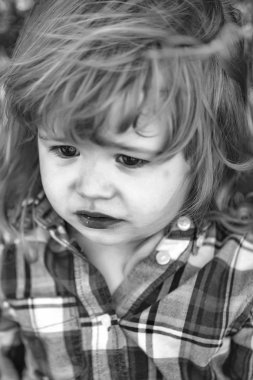 küçük çocuk açık