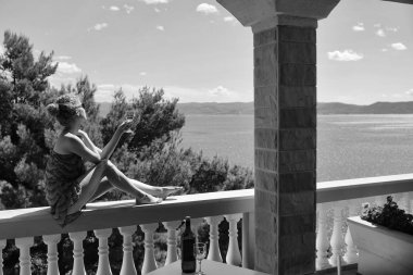 Şarap kadehi ile güzel kadın