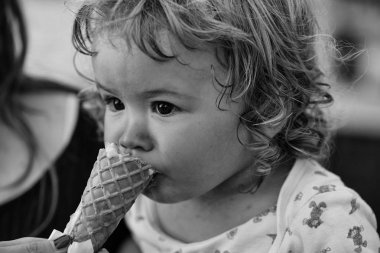 Dondurma yemek erkek bebek