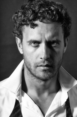 Bugüne kadar untied kırmızı yay ile maço adam