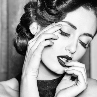 Güzel, şehvetli kadın.