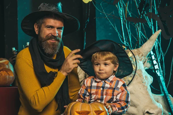 Halloween Niño con cara feliz y hombre en la calabaza —  Fotos de Stock