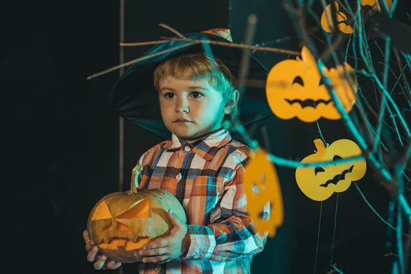 Halloween niño en sombrero de bruja . — Foto de Stock