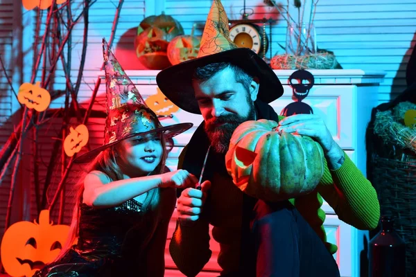 Concept de fête d'Halloween. Magicien et petite sorcière en chapeaux — Photo