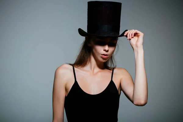 Lány fekete divatos fürdőruha és kalap. — Stock Fotó