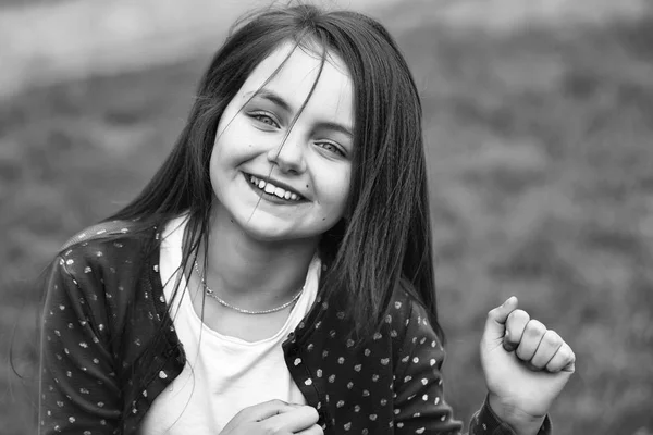 Glada leende liten flicka utomhus — Stockfoto