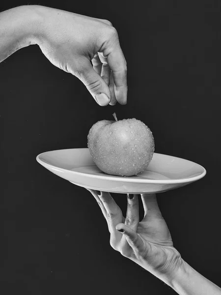 Зеленое яблоко на тарелке — стоковое фото